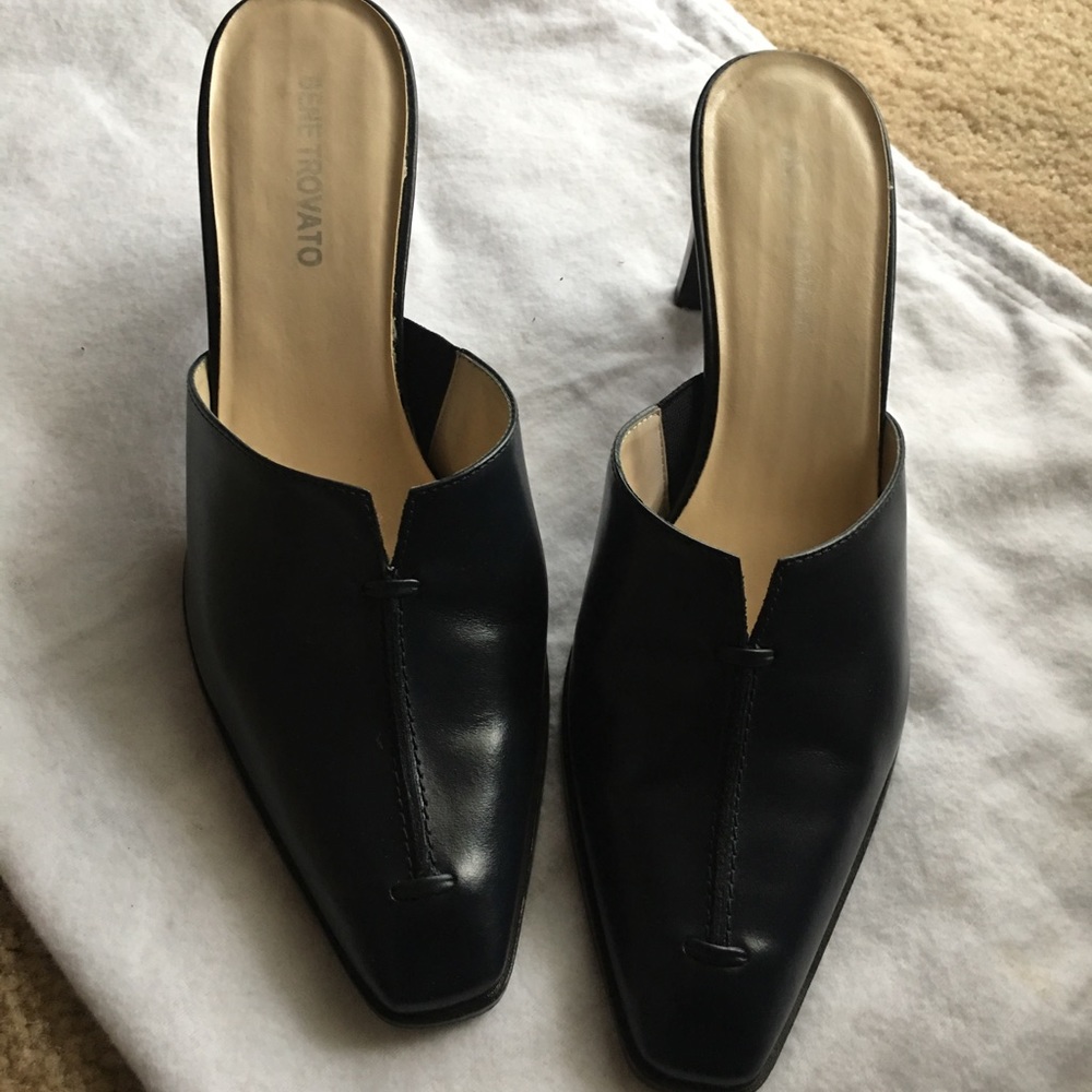 BENE TROVATO MULES NAVY 8 1/2 great condition
